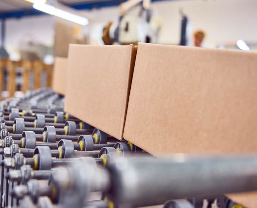 Parcel sorting with boxes on rolling conveyor
